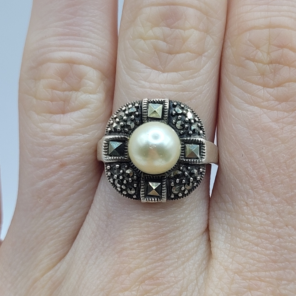 Vintage 925 Sterling Silver Size 6.5 Ring W Pearl Center Black Marcasite Crystal